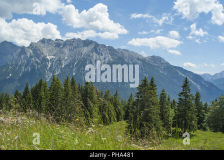 Trampen rund um Mittenwald, Oberbayern, Deutschland Stockfoto