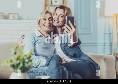 Freudige nette Frau, eine selfie Stockfoto