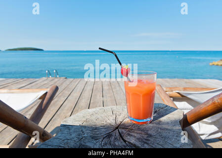 Holzboden mit Chaise-Longues und cocktail Stockfoto