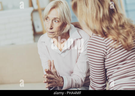 Traurig freudlos Frau ihre Hände zusammen Stockfoto