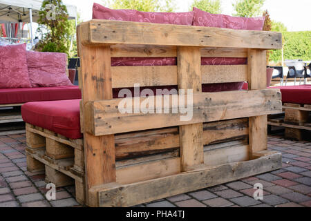 Rustikale Sitzgelegenheiten und Möbel aus massivem Holz von Paletten - upcycling Stockfoto