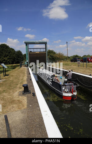 15-04 auf dem Fluss Nene in Barnwell Lock, Oundle, Northamptonshire, England Stockfoto