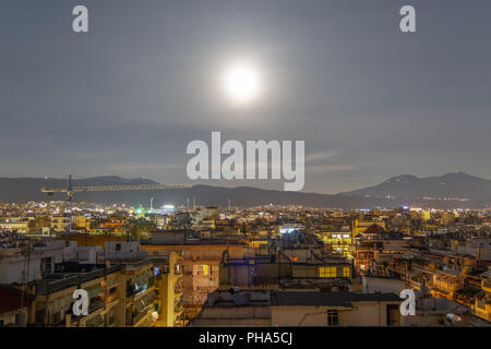 Super Mond erhebt sich über Thessaloniki, Griechenland. Stockfoto