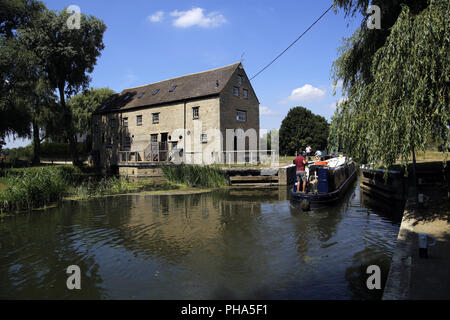 15-04 auf dem Fluss Nene in Barnwell Lock, Oundle, Northamptonshire, England Stockfoto