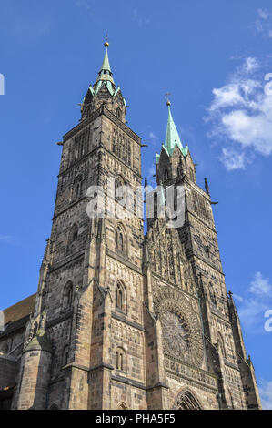 Kirchturm von St. Lorenz, Nürnberg, Deutschland Stockfoto