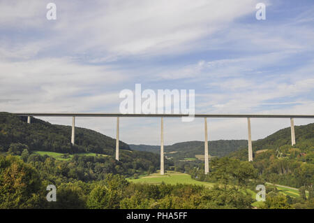 Autobahnbrücke im Kochertal in der Nähe Braunsbach, Deutschland Stockfoto