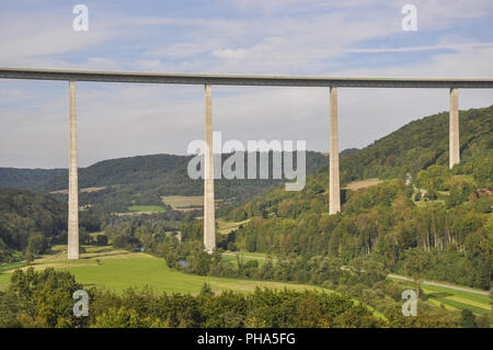 Autobahnbrücke im Kochertal in der Nähe Braunsbach, Deutschland Stockfoto