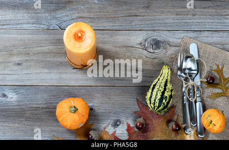 Geschirr für Herbst Thanksgiving auf rustikalen hölzernen Brettern Stockfoto