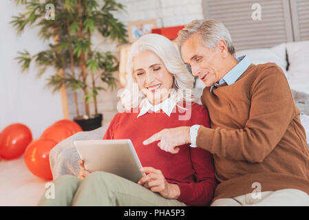 Positiv erfreut über Tablet Stockfoto
