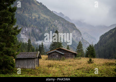 Holzhütten im Hornbachtal, Österreich Stockfoto