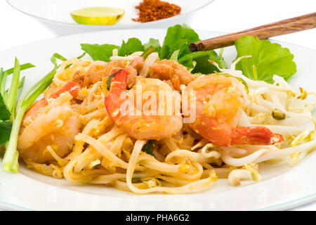 Pad Thai mit Shrimps und Gemüse Stockfoto