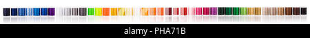 Breites panorama Banner mit vielen bunten Nähen baumwollen Farbe Hintergrund. Set aus bunten Spulen Threads auf weißem Hintergrund. Stockfoto