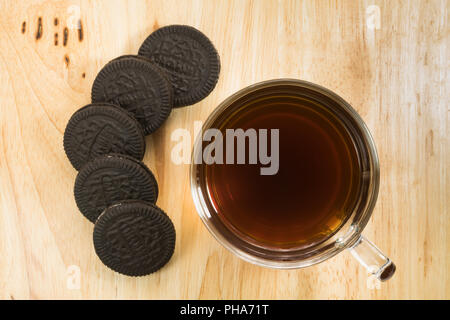 Blick von oben auf die Schokolade Cookies und einer Tasse Kaffee Stockfoto