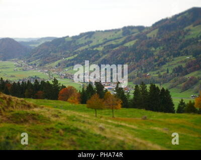 Tilt Shift Bild von einem Tal im Herbst Stockfoto