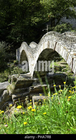 Ponte dei Salti (Römische Brücke) in Lavertezzo, Tessin Stockfoto