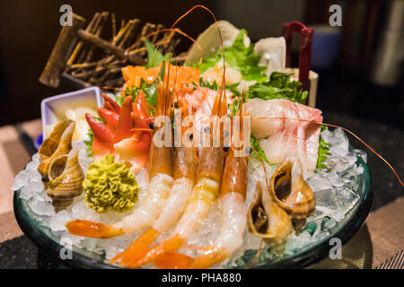 Detailansicht der typisch japanische Küche Sashimi, eine Japanische Delikatesse aus sehr frisches rohes Fleisch, Fisch, Meeresfrüchte in dünne Stücke geschnitten. Stockfoto