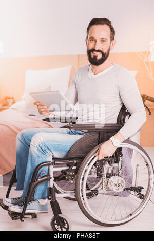 Freudige behinderte Menschen zu Hause ausruhen Stockfoto