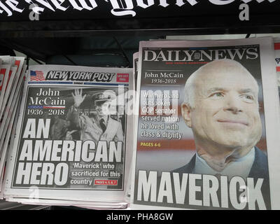 Schlagzeilen der New York Zeitungen am Sonntag, August 26, 2018 Bericht über den Tod die letzten Tage von Arizona Senator John McCain, die Bekämpfung einer seltenen Gehirn Krebs, Glioblastom gewesen war. (Â© Richard B. Levine) Stockfoto