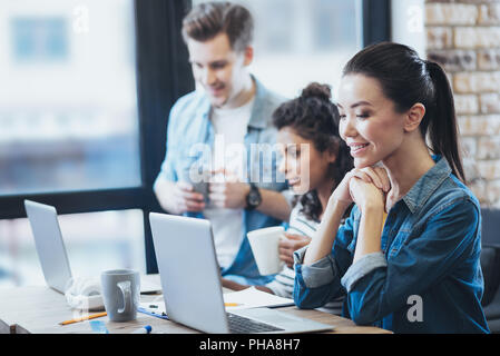 Nachdenkliches drei Studenten Plan erstellen Stockfoto