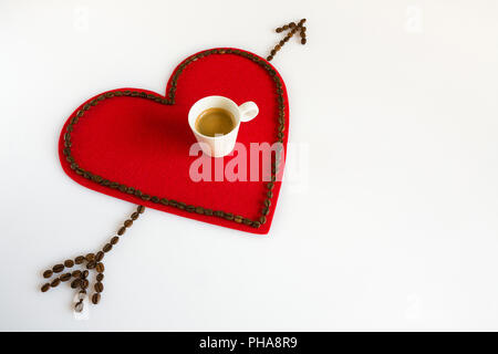 Tasse Kaffee auf rotem Filz Herzen und Pfeil Stockfoto