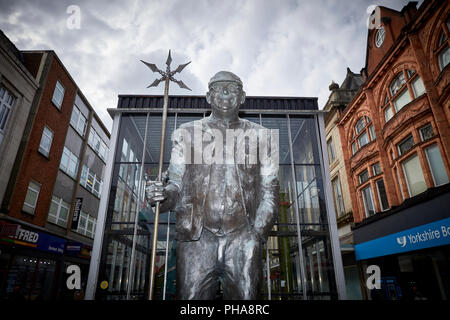 Lancashire Wahrzeichen Bronzestatue von Erstellt von Jane Robbins von steeplejack TV-Persönlichkeit Friedrich Dibnah, MBE statue Bolton Town Center Stockfoto