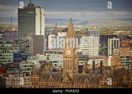 Manchester City Centre auf die Skyline von Neubaugebietes Spinningfields entfernt, 20 Geschichten, Rathaus und darüber hinaus zum Piccadilly City Tower Stockfoto