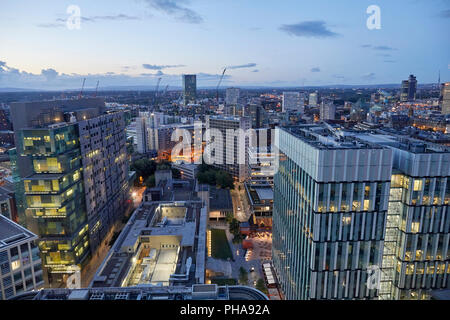 Manchester City Centre auf die Skyline von Neubaugebietes Spinningfields entfernt, 20 Geschichten, in denen die Krone Gerichte Dach Neubaugebietes Spinningfields entfernt mit Ziviljustiz Mitte links Stockfoto