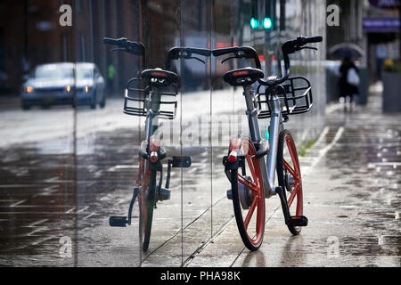 Mobike von Beijing Mobike Technology Co Bike Sharing weltweit größte geteilt (zur Miete) Fahrrad Fahrer im Stadtzentrum von Manchester gegründet Stockfoto