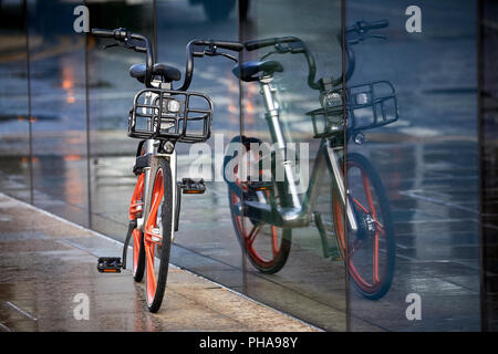 Mobike von Beijing Mobike Technology Co Bike Sharing weltweit größte geteilt (zur Miete) Fahrrad Fahrer im Stadtzentrum von Manchester gegründet Stockfoto