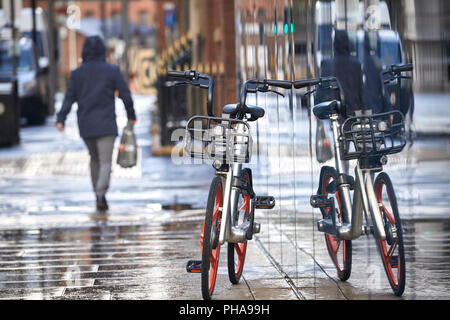 Mobike von Beijing Mobike Technology Co Bike Sharing weltweit größte geteilt (zur Miete) Fahrrad Fahrer im Stadtzentrum von Manchester gegründet Stockfoto