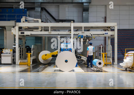 Flexodruck Papier Einzugswalzen in Betrieb Stockfoto