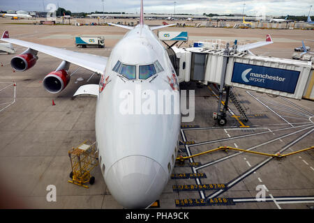 Ein Virgin Atlantic Boeing 474 - Serie 400 Jumbo Jet am Gate am Flughafen Manchester von OCS-Gruppe bedient Stockfoto