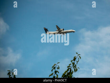 Ein Porter Airlines Bombardier Dash-8 Q400 Turboprop Ansätze Newark Internationaler Flughafen in Newark, New Jersey am Samstag, 25. August 2018. (Â© Richard B. Levine) Stockfoto