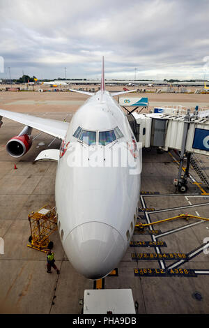 Ein Virgin Atlantic Boeing 474 - Serie 400 Jumbo Jet awn das Tor auf dem Flughafen Manchester von OCS-Gruppe bedient Stockfoto