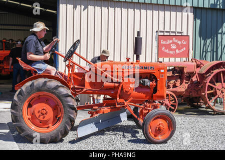 Vintage Allis-Chalmers Traktor am Transport und Maschinen museum in Geraldine, Canterbury, Südinsel, Neuseeland Stockfoto