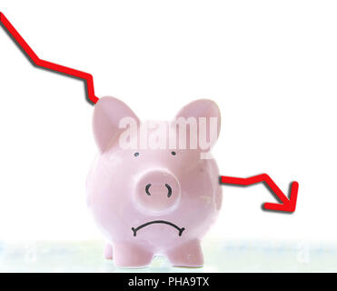 Stirnrunzelnd rosa Sparschwein mit Pfeil nach unten Stockfoto