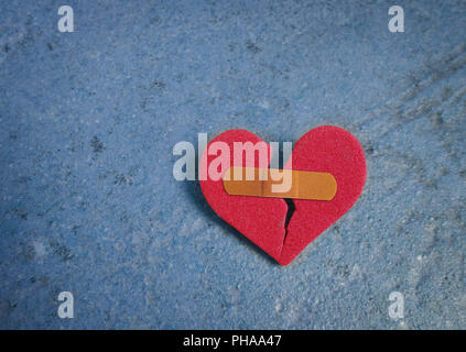 Rotes Herz gebrochen Stockfoto