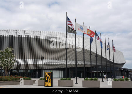 Uniondale, NY - 22. August 2018 Die Grafschaft Nassau Veterans Memorial Coliseum hat uns und militärischen flags Flying vor Stockfoto