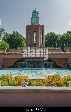 Westbury, New York - August 21, 2018 Die Veterans Memorial in der Eisenhower Park gesehen von unten die Brunnen. Stockfoto