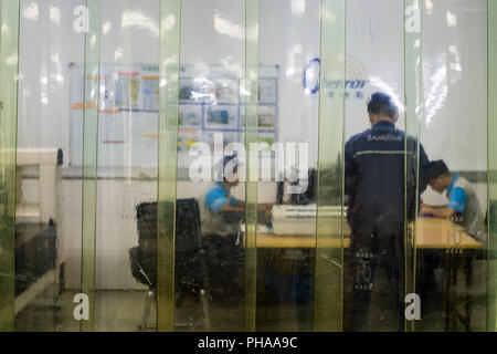 Lamipak Flexodruck Unternehmen der Halteplatte des Amtes durch die Tür Stockfoto