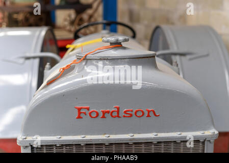 Grau Fordson Traktor am Geraldine Transport und Maschinen Museum, Canterbury, Neuseeland Stockfoto