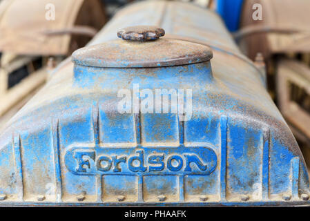 Blau Fordson Traktor am Geraldine Transport und Maschinen Museum, Canterbury, Neuseeland Stockfoto