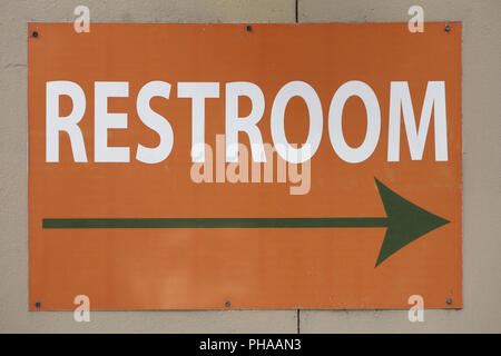 Toilette Schild an der Wand Stockfoto
