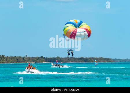 Bayahibe, Dominikanische Republik, 27. August 2018. Wassersport Spaß am Karibischen Meer. Foto von Enrique Ufer Stockfoto