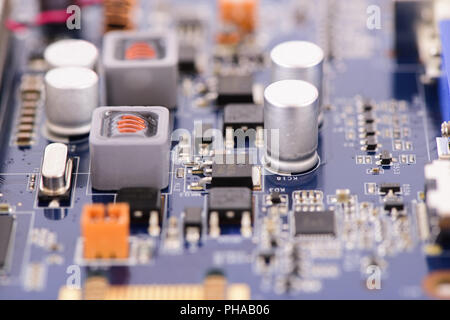 Computer Motherboard mit Chips und verbinden Streifen im Detail Stockfoto