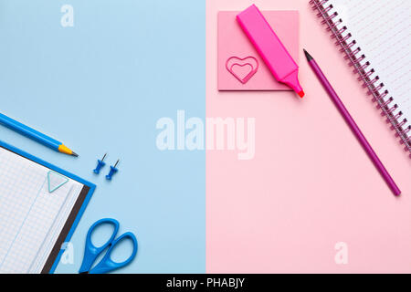 Bunte Haftnotizen auf hellen Hintergrund Stockfoto