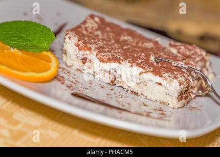 Eine Portion Tiramisu-Kuchen Stockfoto