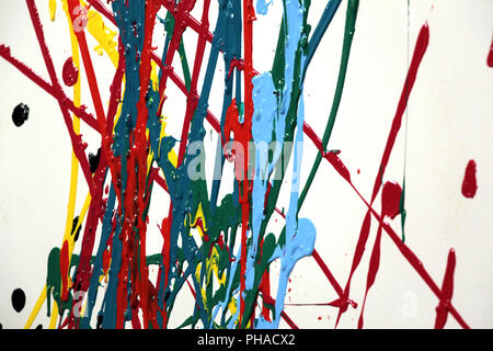 Gouache verschmiert auf einer weißen Wand Stockfoto