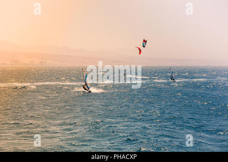 Windsurfer Segeln im Roten Meer Stockfoto