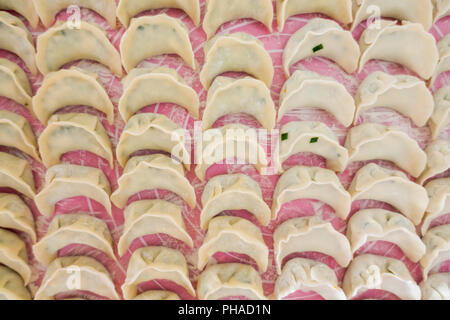 Chinesische Knödel Jaozi auf Backpapier Zubereitung Stockfoto